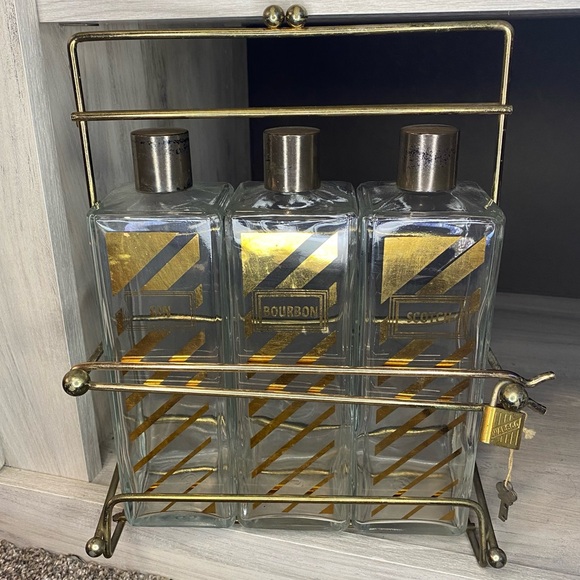 Vintage Decanter with Caddy, three bottle tantalus w Scotch, Bourbon Gin Labels - Picture 12 of 15